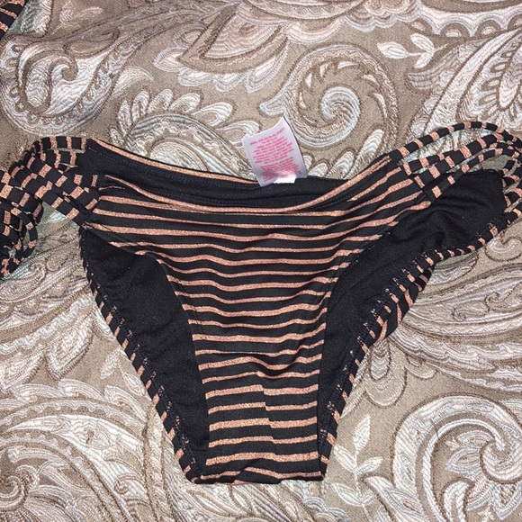 Swimsuit - Picture 3 of 4